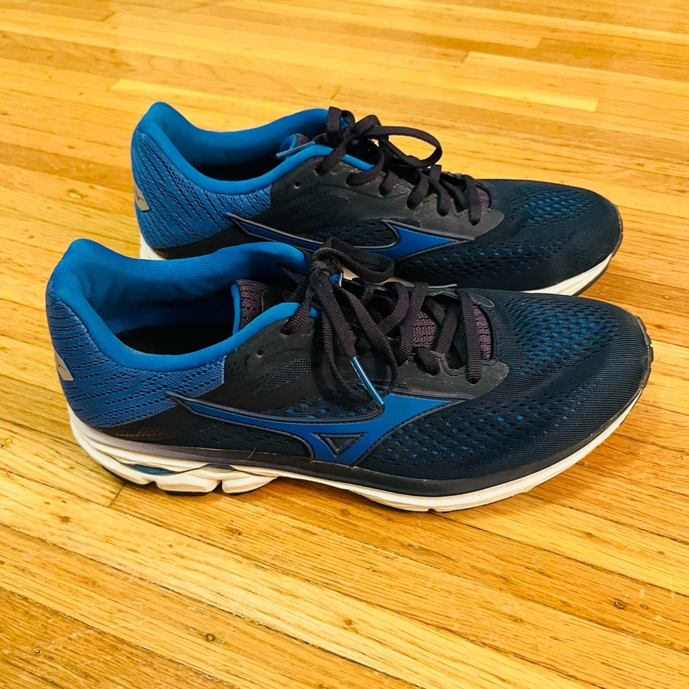 Almost Brand New Mizuno Wave Rider Runners